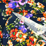 Viscose imprimée bouquet de fleurs de Sophie fond marine