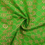 Broderie anglaise festonnée beige Clémence fond vert pomme