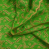 Broderie anglaise festonnée beige Éléonore fond vert pomme