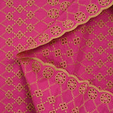 Broderie anglaise festonnée beige Clémence fond fuchsia