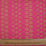 Broderie anglaise festonnée beige Clémence fond fuchsia