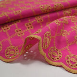 Broderie anglaise festonnée beige Clémence fond fuchsia