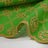 Broderie anglaise festonnée beige Clémence fond vert pomme