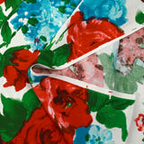 Viscose imprimée éclat de roses rouge et turquoise fond blanc