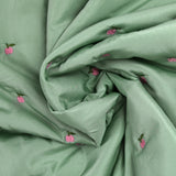 Matelassé pommes brodées fond vert d'eau