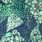 Mousseline de polyester imprimée bande satin marine et vert