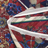 Mousseline imprimée bande satin moulures en carré fond bordeaux