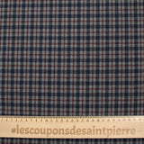 Tejido de polialgodón teñido con cuadros azul marino y burdeos oscuro sobre un fondo gris moteado.