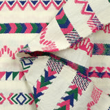 Coton tissé-teint rayé aztèque fond blanc cassé