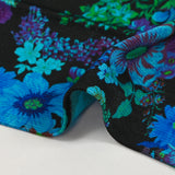 Maille de viscose satinée imprimée champs de fleurs bleu fond noir