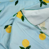 Nicky Velvet Jersey impreso limón en un cielo de fondo