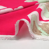 Crépon de viscose imprimé pivoine élégante fond framboise