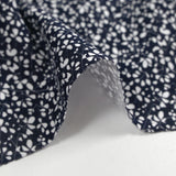 Jersey de coton imprimé branches d'arbre blanc fond bleu nuit