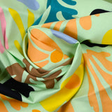 Satin de coton élasthanne botanique fond vert d'eau