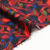 Crêpe satiné de polyester Amaryllis bordeaux et bleu marine fond noir