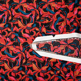 Crêpe satiné de polyester Amaryllis rouge et bleu canard fond noir