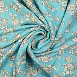 Viscosa estampada primavera blanco roto con fondo azul azurin