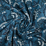 Coton indien imprimé fleur blanche et pétrole fond bleu denim