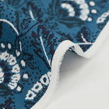 Coton indien imprimé fleur blanche et pétrole fond bleu denim