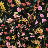 Viscose imprimée fleurs sauvages roses jaunes et orange fond noir