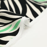 Satin de viscose imprimé jungle tribal vert et blanc fond noir