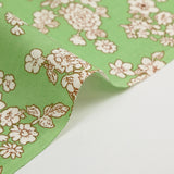Viscosa estampada primavera blanco roto con fondo verde claro
