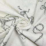 Popelina de algodón estampada con palomas y lazo blanco.