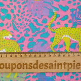 Coton imprimé léopard jaune fond jungle rose