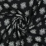 Crêpe imprimé médaillon de fleurs grises fond noir
