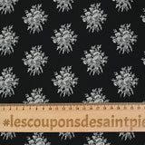 Crêpe imprimé médaillon de fleurs grises fond noir