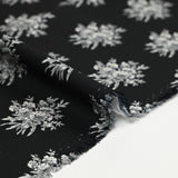 Crêpe imprimé médaillon de fleurs grises fond noir