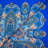 Satin polyester imprimé ornements floraux et cachemire beige fond bleu roi