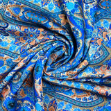 Satin polyester imprimé ornements floraux et cachemire beige fond bleu roi