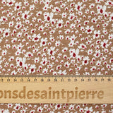 Viscosa estampada con flores blancas y burdeos, fondo avellana.