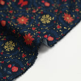 Popelina de algodón estampada con flores de pascua y lazos rojos sobre fondo azul marino