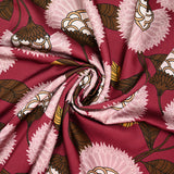 Satin polyester imprimé fleur en éventail rose fond bordeaux