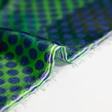 Velours de polyester Lurex imprimé petit pois bleu fond vert