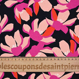 Satin de coton élasthanne fleurs rose fond bleu marine