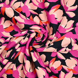 Satin de coton élasthanne fleurs rose fond bleu marine