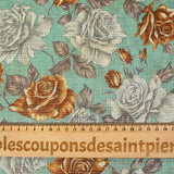 Ramo de rosas amarillas y grises en malla de poliéster lamé sobre fondo verde agua