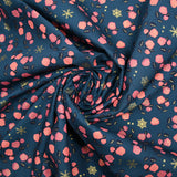 Popeline de coton imprimée roses corail et flocons dorés fond bleu acier