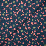 Popeline de coton imprimée roses corail et flocons dorés fond bleu acier