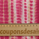 Fondo blanco de color rosa rosa y beige picloton velo impreso