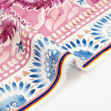 Twill polyester imprimé frise florale rose et bleu fond blanc cassé