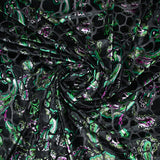 Punto animal devoré de terciopelo con estampado paisley verde y fondo negro