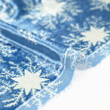 Velours de soie et viscose imprimé neige éternelle fond bleu