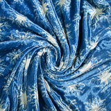 Velours de soie et viscose imprimé neige éternelle fond bleu