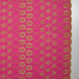 Broderie anglaise festonnée beige Clémence fond fuchsia