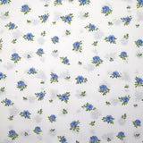 Coton imprimé les fleurs de Lou bleu fond blanc