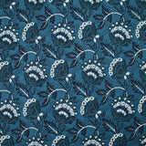 Coton indien imprimé fleur blanche et pétrole fond bleu denim